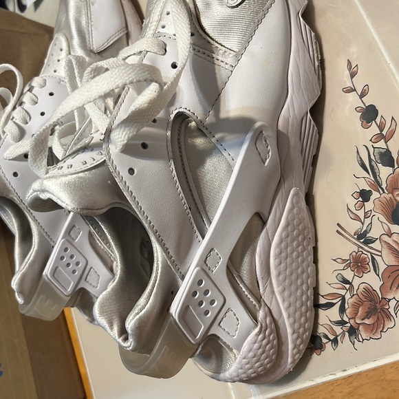 Nike Air Huarache / All White - Picture 4 of 7